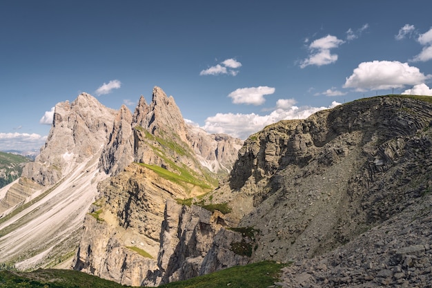 Schilderachtige Alpen met rotsachtige en zanderige berg