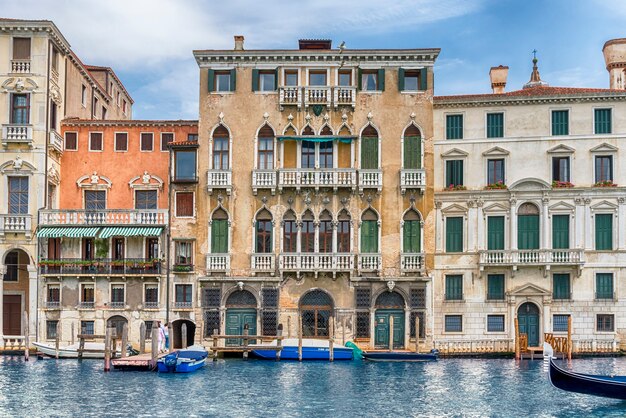 Schilderachtige architectuur langs het Canal Grande in het district Cannaregio van Venetië, Italië