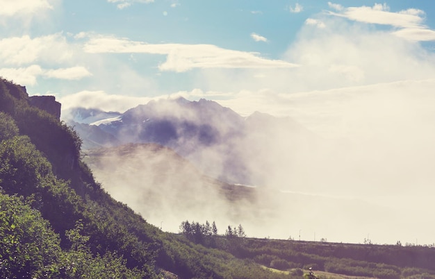 Schilderachtige Bergen van Alaska in de zomer. Met sneeuw bedekte massieven, gletsjers en rotspieken.