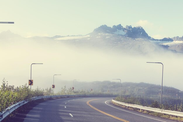 Schilderachtige Bergen van Alaska in de zomer. Met sneeuw bedekte massieven, gletsjers en rotspieken.