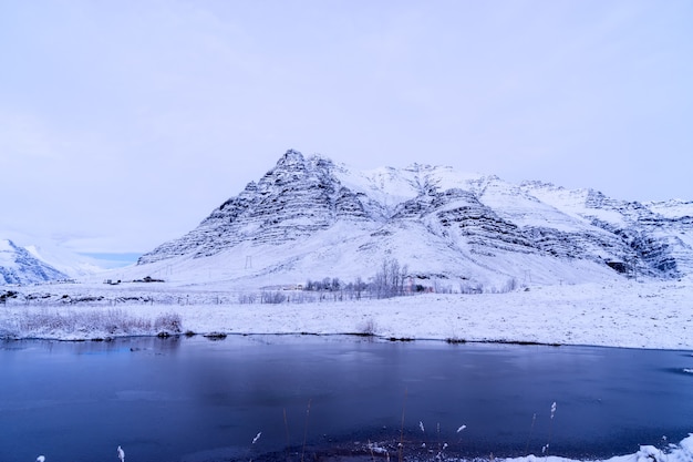 Schilderachtige besneeuwde land en bergen in ijsland in de winter.