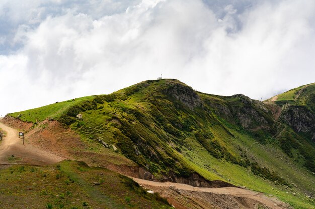 Schilderachtige groene bergen en prachtige luchtwolken voor achtergrond