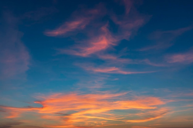 Foto schilderachtige kleuren van de zonsonderganghemel