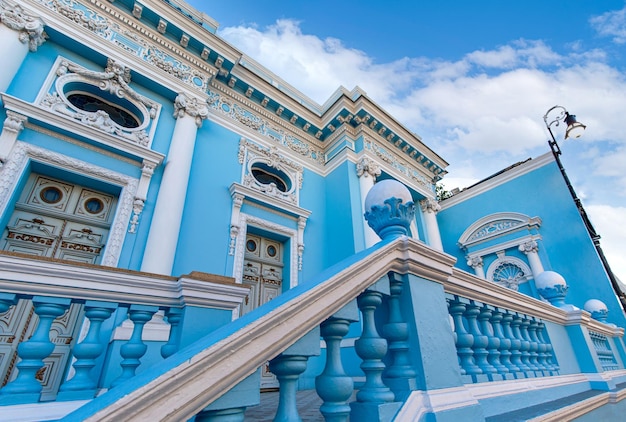 Schilderachtige kleurrijke huizen en koloniale architectuur in de straten van Merida in Mexico Yucatan