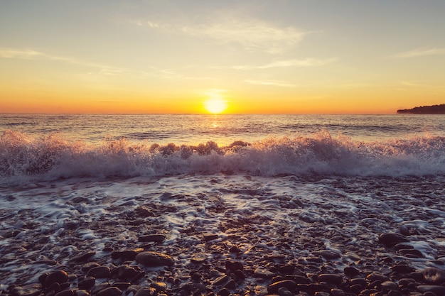 Schilderachtige kleurrijke zonsondergang aan de zeekust. Goed voor behang of achtergrondafbeelding.