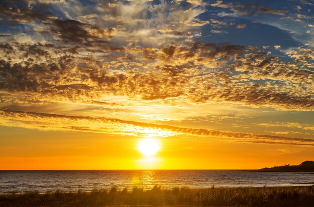 Schilderachtige kleurrijke zonsondergang aan de zeekust.