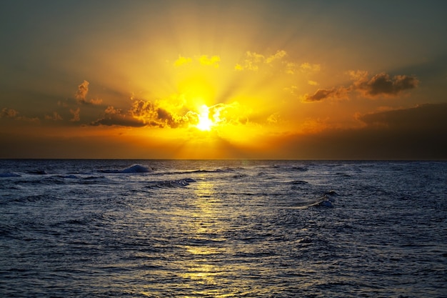 Schilderachtige kleurrijke zonsondergang aan de zeekust.