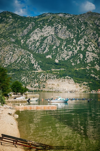 Schilderachtige kustlijn in de baai van Kotor Montenegro