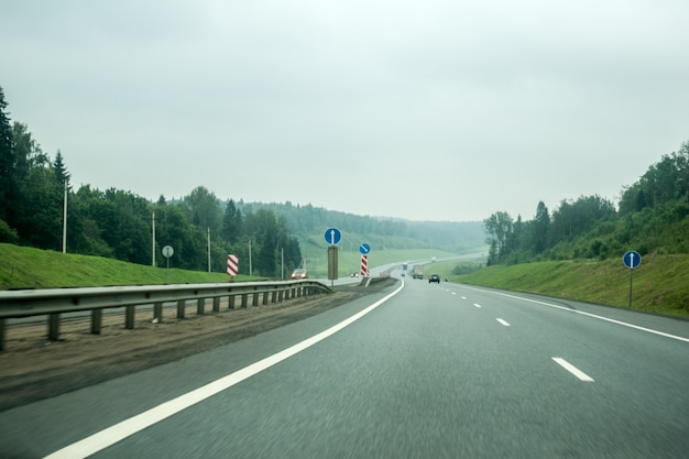 Schilderachtige landschap van de weg overdag