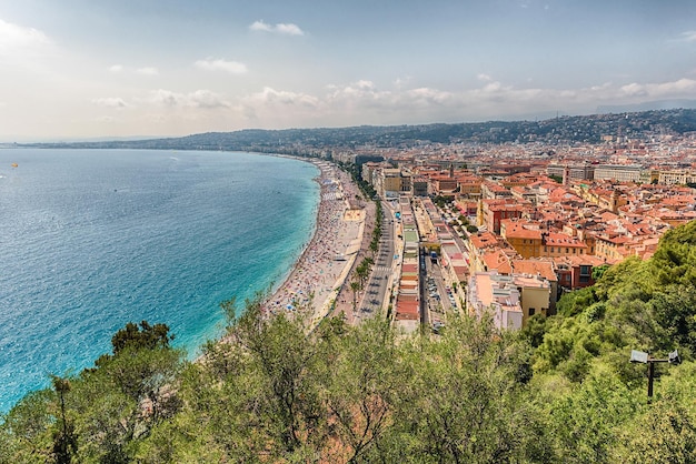 Schilderachtige luchtfoto van de waterkant en de Promenade des Anglais vanaf de Castle Hill in Nice, Cote d'Azur, Frankrijk