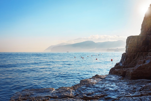Schilderachtige ochtend uitzicht op zee met met rotsen in de buurt van de Vesuvius, Italië. Golf van Napels