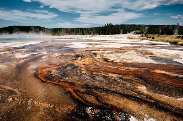 Schilderachtige opname van een zwart zandbassin in yellowstone national park, wyoming, vs