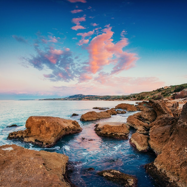 Schilderachtige rotsachtige kust Cape Milazzo. Sicilië, Italië