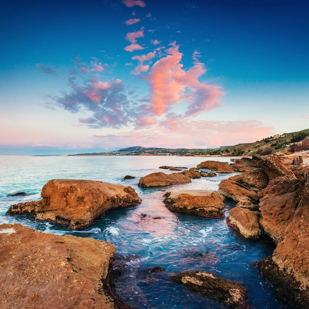 Foto schilderachtige rotsachtige kust cape milazzo. sicilië, italië.