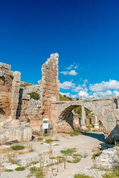 Foto schilderachtige ruïnes van de oude stad perge in turkije perge openluchtmuseum