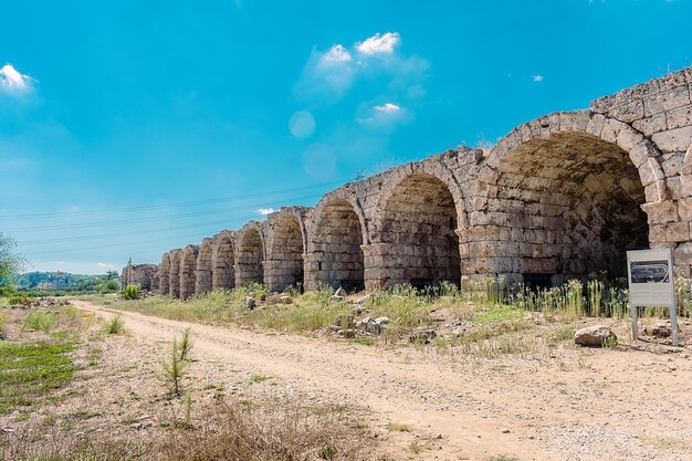 Foto schilderachtige ruïnes van de oude stad perge in turkije