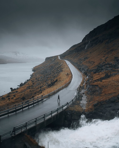 Schilderachtige snelweg bij het meer op de Faeröer