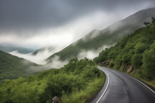 Schilderachtige snelweg met uitzicht op bergketen omgeven door mistige wolken gecreëerd met generatieve AI