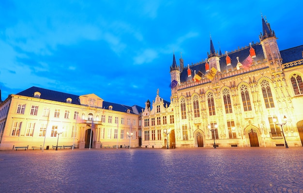 Schilderachtige stadsgezicht met de nacht middeleeuwse Burg-plein in Brugge België