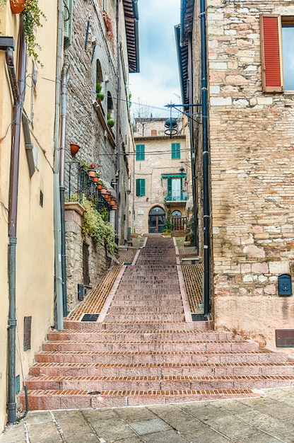 Schilderachtige straten van de middeleeuwse stad van Assisi, Umbrië, Italië