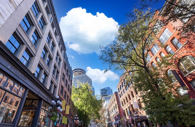 Foto schilderachtige toeristische attracties en restaurants van old gastown neighborhood in vancouver canada