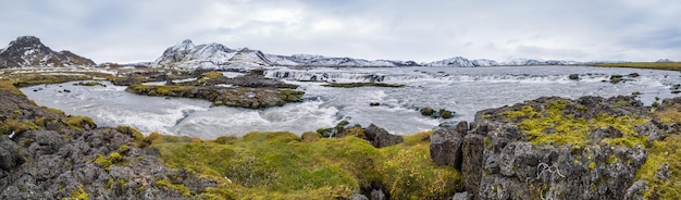 Schilderachtige waterval Tungnaarfellsfoss IJsland panoramisch herfstzicht Landmannalaugar-bergen onder sneeuwbedekking in de verte