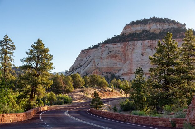 Schilderachtige weg in amerikaans berglandschap