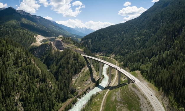 Schilderachtige weg in Canadees berglandschap Luchtfoto natuurachtergrond