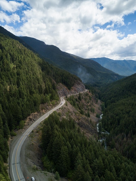 Schilderachtige weg in Canadees berglandschap Luchtfoto natuurachtergrond