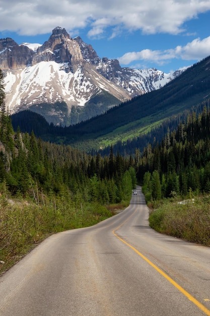 Foto schilderachtige weg in de canadese rockies tijdens een levendige zonnige zomerdag