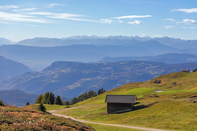 Schilderachtige weg op een plateau in de Seiser Alm Alpe di Siusi Zuid-Tirol Italië