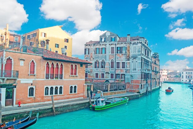 Schilderachtige wolken boven het Canal Grande van Venetië