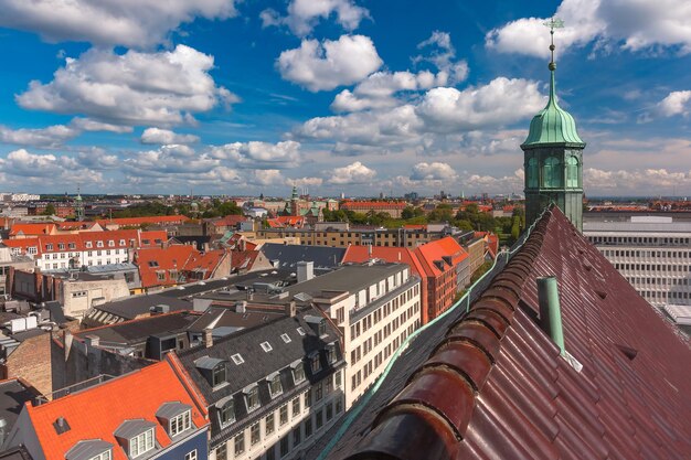 Schilderachtige zomer luchtfoto van de skyline van de oude stad met Trinitatis kerk en veel rode daken gezien vanaf de ronde toren, Kopenhagen, hoofdstad van Denemarken