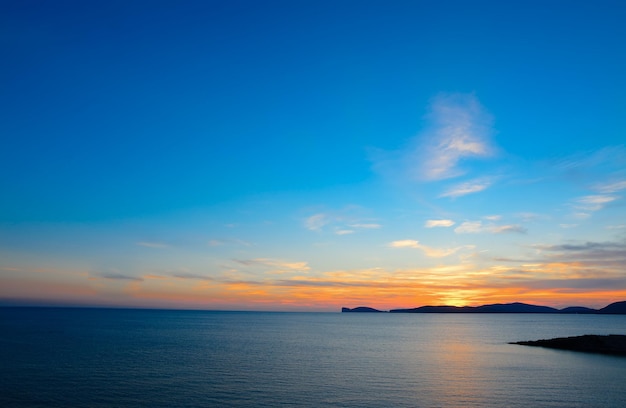 Schilderachtige zonsondergang aan de kust van Alghero Sardinië