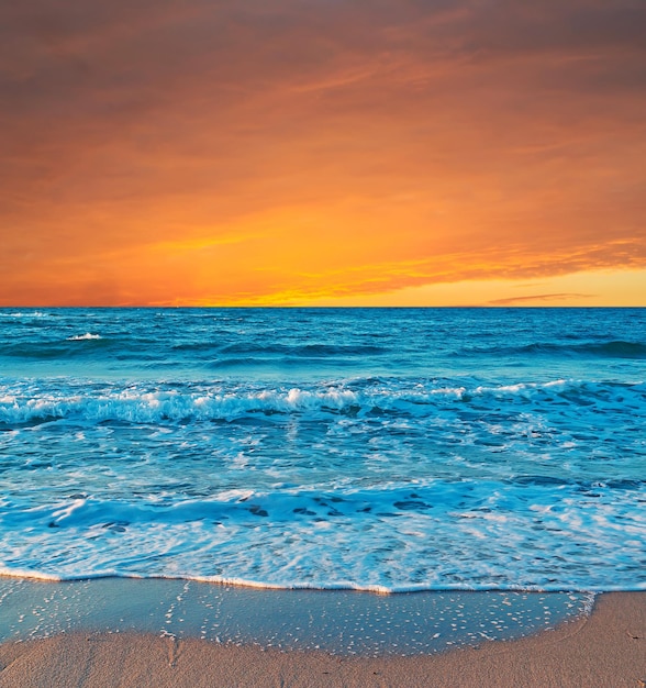 Schilderachtige zonsondergang aan de zandstranden van Platamona