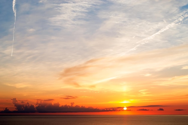 Schilderachtige zonsondergang aan zee