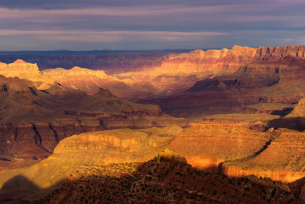 Schilderachtige zonsondergang bij de Grand Canyon