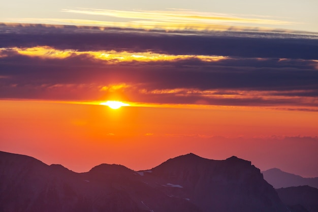 Schilderachtige zonsondergang in de bergen. Herfstseizoen.