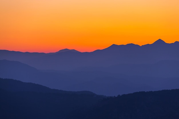 Schilderachtige zonsondergang in de bergen