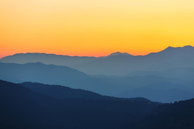 Schilderachtige zonsondergang in de bergen