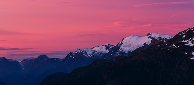 Schilderachtige zonsondergang in de bergen