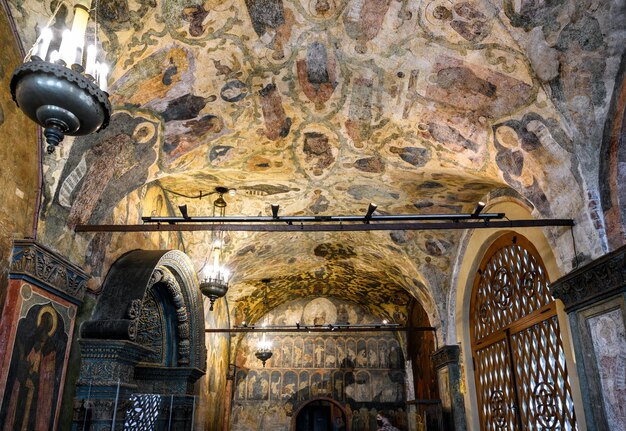 Foto schilderen binnen de kathedraal van de aartsengel in het kremlin van moskou, rusland