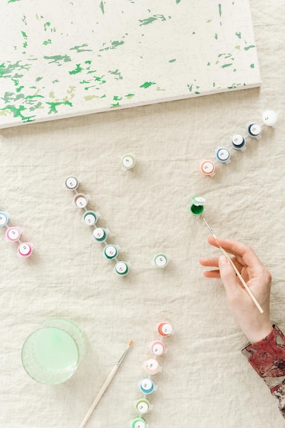 Schilderen op nummer met acrylverf Vrouw kleurplaat op nummer hand met penseel en verf