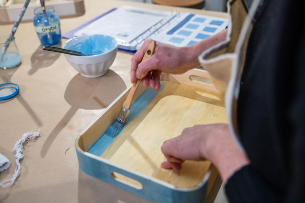 Schilderij en decoratie van een handgemaakt dienblad