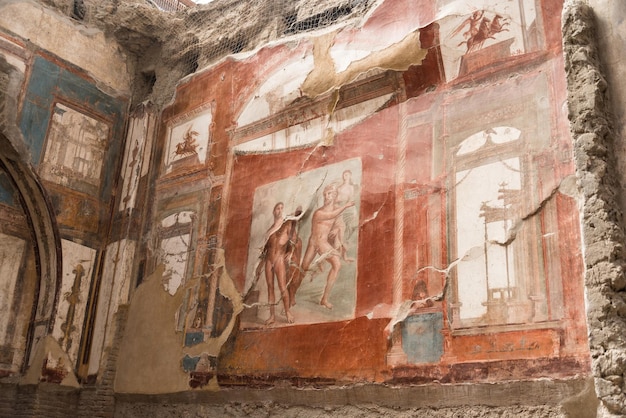 Schilderijen aan de muren bij de zetel van de Augustaanse priesters op de Romeinse archeologische vindplaats Herculaneum, Italië.