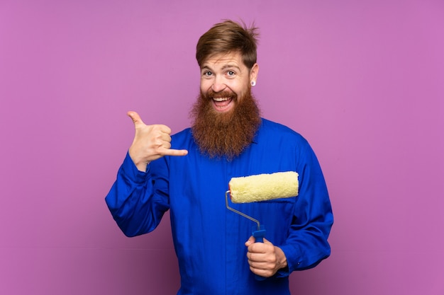 Schildersmens die met lange baard telefoongebaar maken