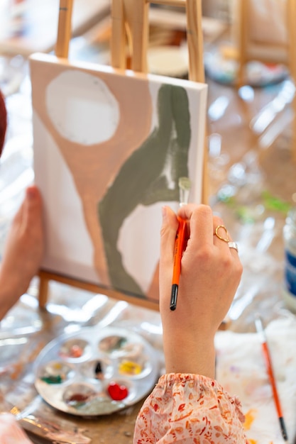 Schilderwerkplaats en slukwerkplaats Vrouw geniet van kunst en wijn