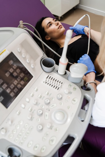 Schildklier echografie voor meisje voor diagnose van tumoren, cysten of kropgezwel van de schildklier in medische kliniek