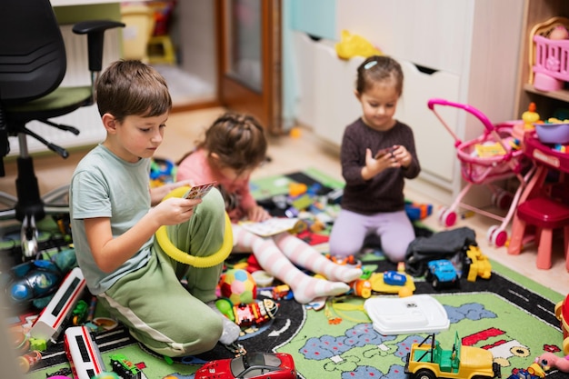 Schildren hebben een speelgoedrommel gemaakt in de kinderkamer en zijn met speelgoed aan het spelen