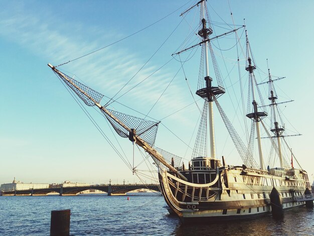 Foto schip aan de haven